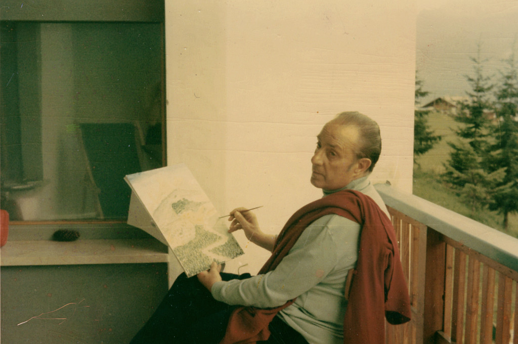 Carlo Belli sul terrazzo mentre dipinge (1971) | © Fondazione Sergio Poggianella - Bel.8.II.4.43