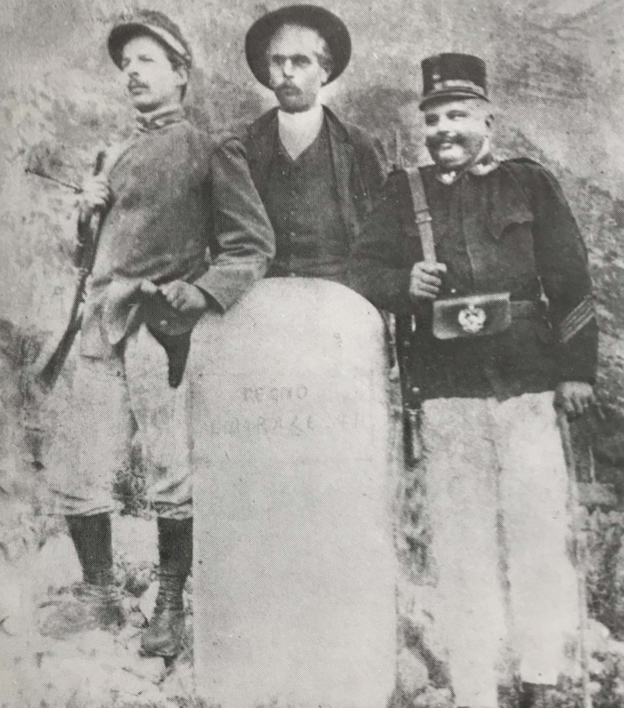 Pannello 6 - foto 3 | Valle di Revolto località Bocca Trappola, guardie di finanza italiane e austriache 1912, dal libro "Guardie contrabbandieri sui monti Lessini... ", Edizioni Istituto Cimbro