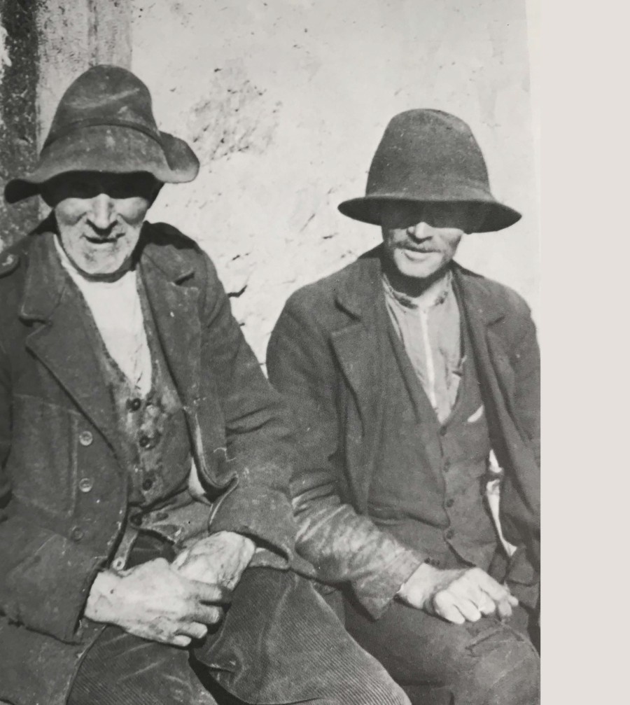 Pannello 6 - foto 4 | Montanari cimbri nel loro tipico costume, dal libro "Guardie contrabbandieri sui monti Lessini nell'ottocento e novecento", Edizioni Istituto Cimbro