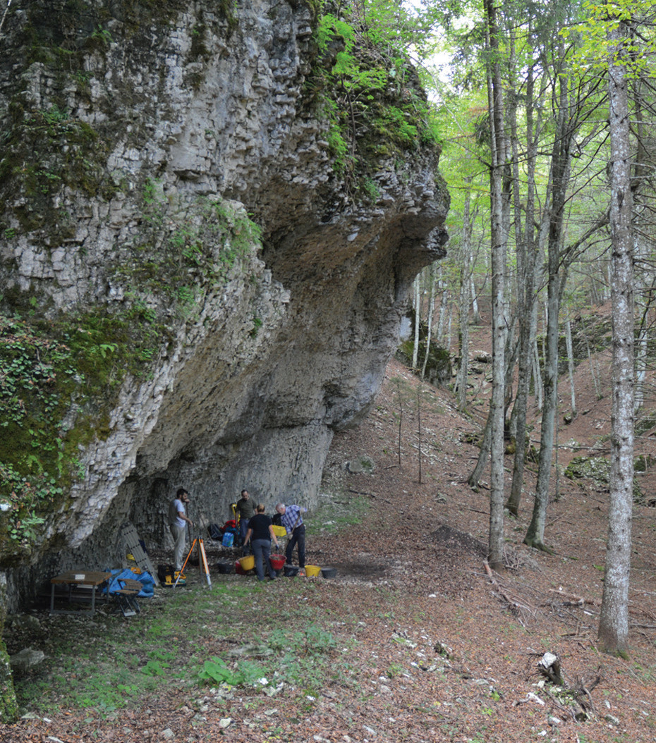 Pannello 2 - Foto 2: Riparo Cornafessa in fase di scavo (scavi a cura del MUSE in collaborazione con l’Università di Trento)