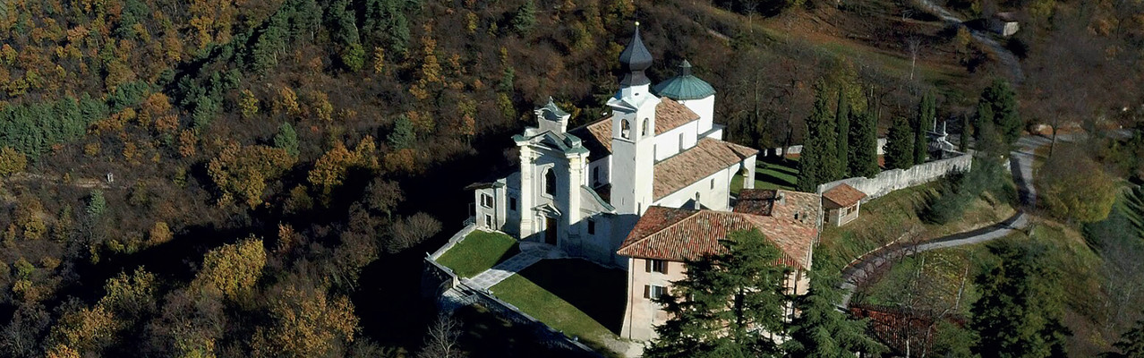 Pannello 9 foto 1 | Il santuario ripreso con il drone. Foto di Syrio (Wikimedia, CC BY-SA 4.0)