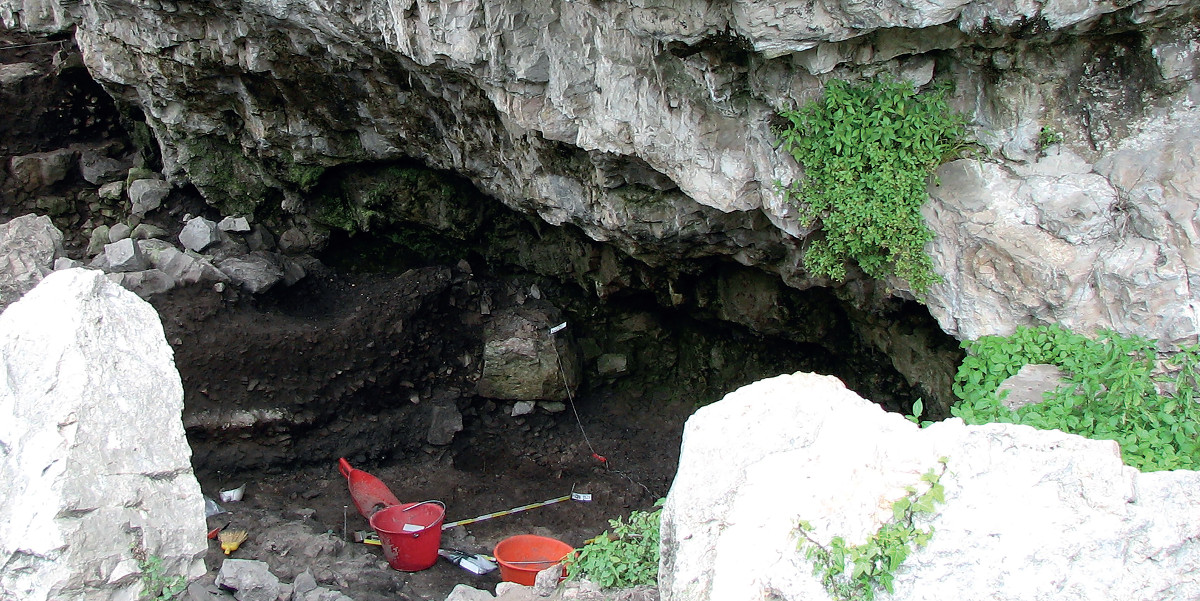 Pannello 11 foto 1 | Sondaggio stratigrafico in uno dei ripari sottoroccia indagati. Archivio fotografico dell'Ufficio beni archeologici della Provincia autonoma di Trento