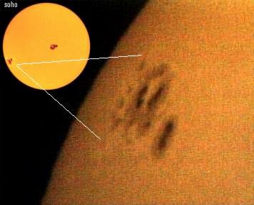 Macchie solari riprese - nel pomeriggio di venerdì 24 ottobre 2003 - con il telescopio principale dell'Osservatorio di Monte Zugna munito di filtro in Mylar (foto Stefano Monfalcon). Nel riquadro, la riproduzione delle macchie sulla superficie solare inviata alla Terra dal satellite Soho (foto dal web).
