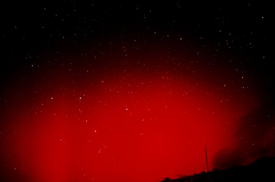 Aurora boreale seguita al massimo anomalo solare nel 2001 presso Passo Rolle (Trentino-Alto Adige). La ripresa è stata effettuata con obiettivo da 50 mm f/1.7 (foto Paolo Ochner)