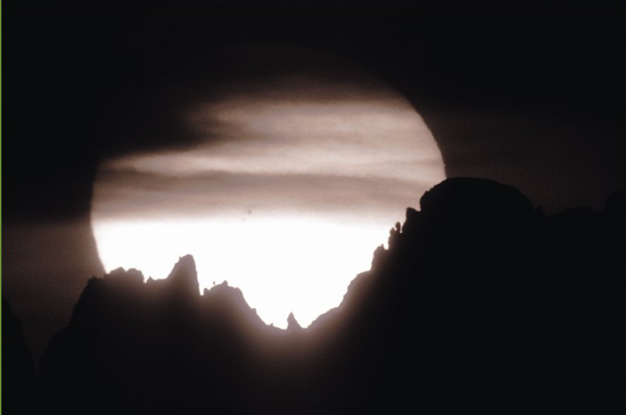 Tramonto del Sole sul Brenta, fotografato nel giugno del 2004 nei pressi della Cattedrale Vegetale in Val di Sella (foto Paolo Ochner)