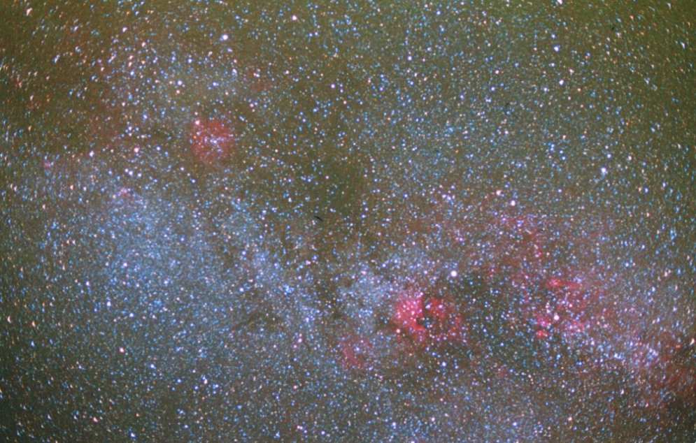 La Via Lattea nel Cigno verso la costellazione del Cefeo, ripresa dal Rifugio Vioz (Trentino-Alto Adige, 3535 m/s.l.m.) nel luglio del 2004 con obiettivo f=50 f/2 pellicola E200, tempo di posa 7 minuti. (foto Ochner)