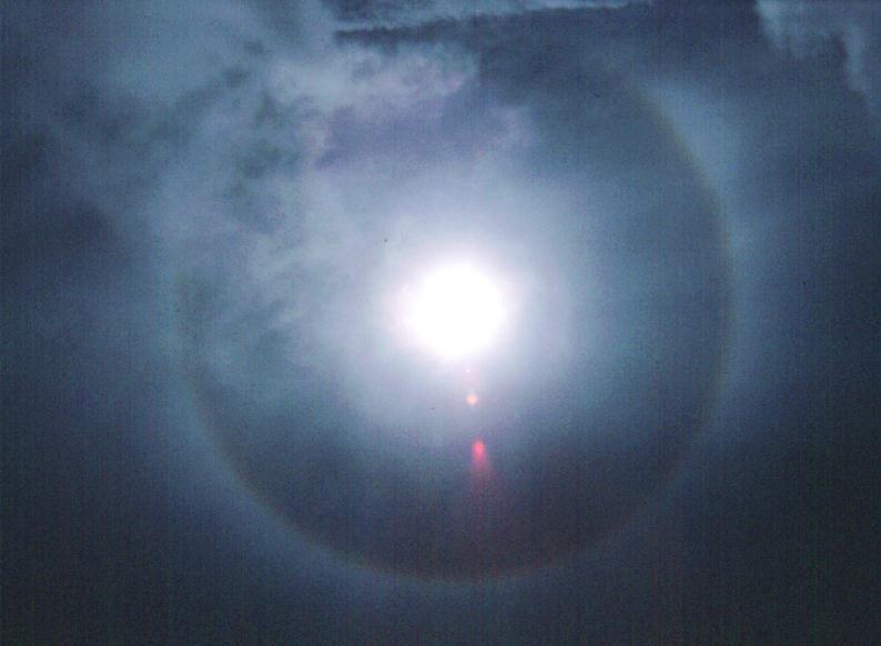 Parelio ripreso dal Rifugio Vioz (Trentino-Alto Adige, 3535 m/s.l.m.) nel luglio del 2004. I parelii (dal greco parà, vicino, ed élios, sole) sono punti di luce che appaiono intorno al Sole. Sono causati dal riflesso della luce solare attraverso gocce d'acqua presenti in sospensione nell'aria. (foto Ochner)