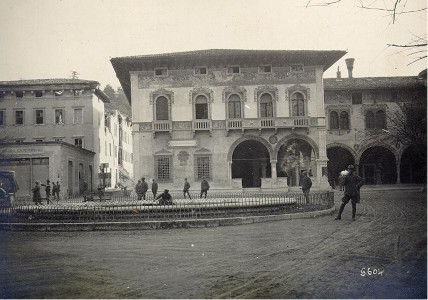 Lo sguardo inquieto - Soldati italiani in Piazza Rosmini a Rovereto